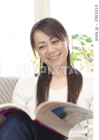 ソファで本を読む女性 3961610