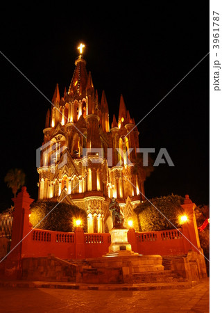 メキシコの中世都市サンミゲル・デ・アジェンデの夜景 3961787