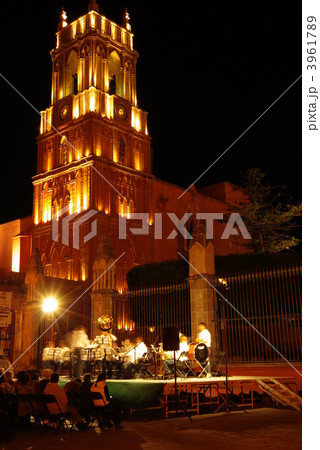 メキシコの中世都市サンミゲル・デ・アジェンデの夜景 3961789