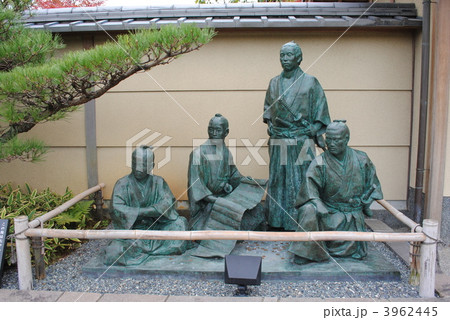 京都・嵯峨野にある維新の志士「土佐四天王」（坂本龍馬他）の銅像 3962445