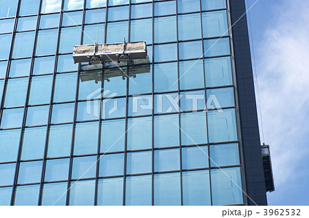 高層ビルの窓拭き作業 3962532