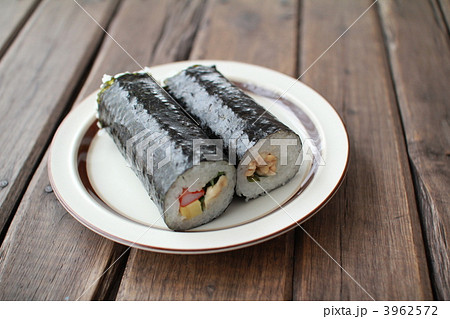 中太海苔巻きのサラダ巻きとイカ納豆巻き 3962572