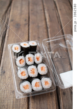 パック入りのサーモンの細巻き　スーパーのお寿司 3962580