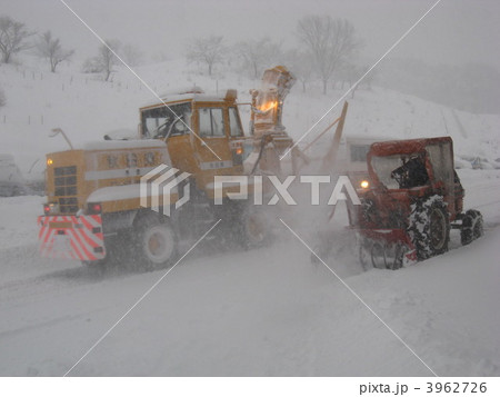 雪国では早朝から重機が除雪して道路を確保 雪国では早朝から重機が除雪して道路を確保 3962726