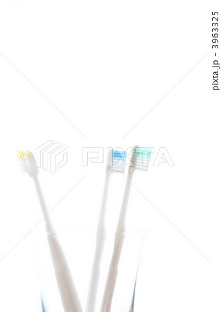 3本の歯ブラシ 3963325