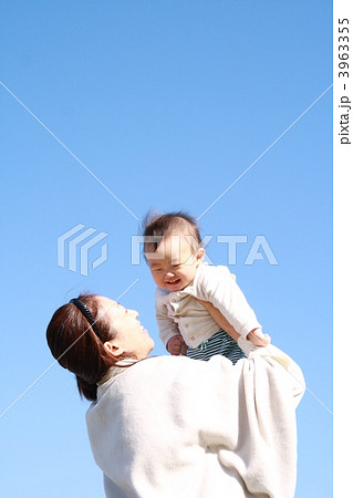 高い高いするお母さんと赤ちゃん 3963355