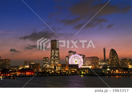 夕焼け染まるみなとみらい２１の風景 3963357