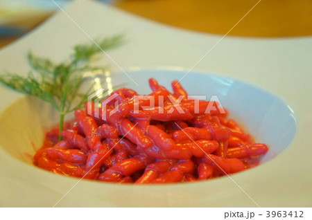 トロフィエ　ビーツとゴルゴンゾーラのクリームソース 3963412