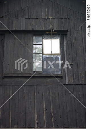 山形　山居倉庫の木壁と窓 3966299