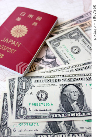 ＵＳドル紙幣とパスポート 3967860