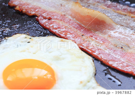 調理中のベーコンエッグ 3967882