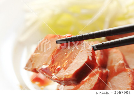 箸でつまんだチャーシュー 3967902