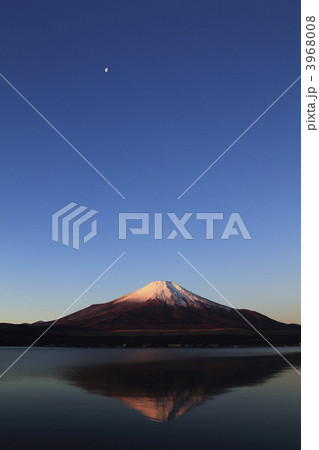 紅富士と山中湖と月 3968008