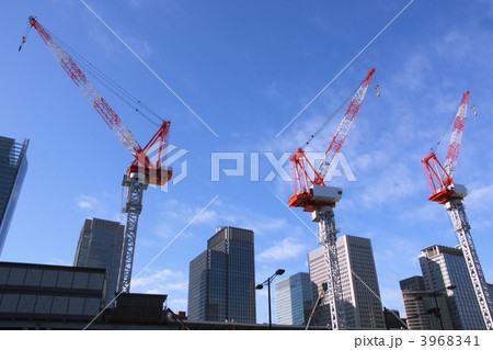 再開発が進む東京駅八重洲口にある３基のクレーン 3968341