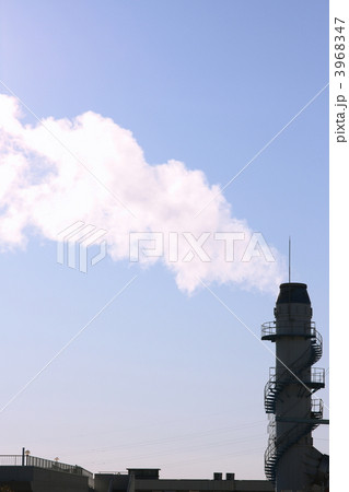 太陽の光を受ける金町浄水場の煙 3968347