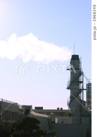 太陽の光を受ける金町浄水場の煙 3968349