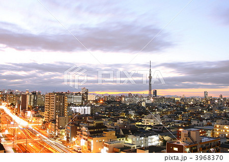 東京スカイツリーと江戸川区下町の夕陽 3968370