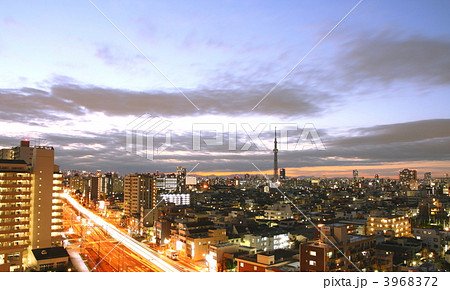 東京スカイツリーと江戸川区下町の夕陽 3968372
