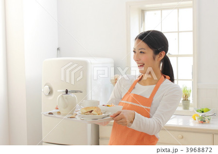 女性　キッチン　笑顔 3968872