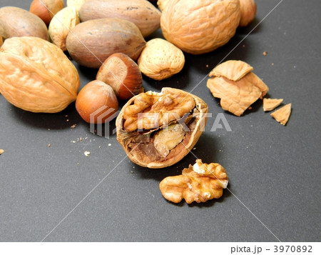 割れたクルミ 3970892