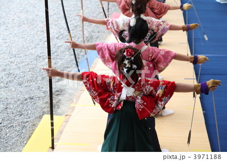 京都・三十三間堂・通し矢（大的大会）晴れ着姿の新成人が弓を持って集まります。 3971188
