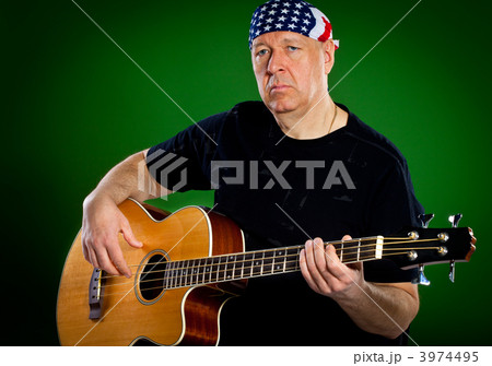 man with a guitar 3974495