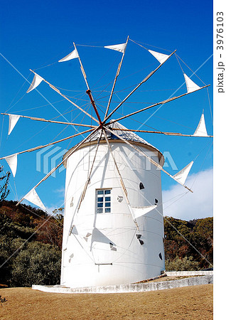 白い風車小屋の写真素材