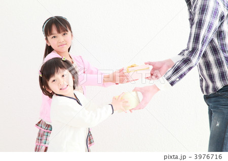 バレンタイン等全般イメージ 女性陣からお父さんへ バレンタイン等全般イメージ 女性陣からお父さんへ 3976716