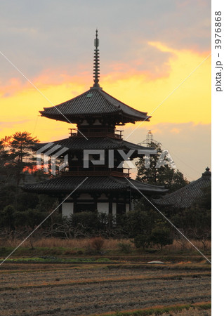 夕暮れの法起寺三重の塔 3976868