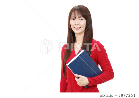 本を持つ女性 3977251