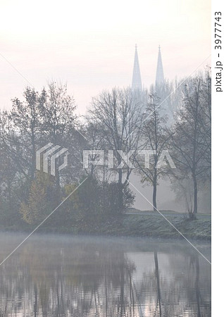 レーゲンスブルク　朝もやに包まれた運河 3977743