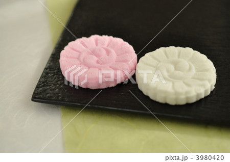 黒の漆器の上の干菓子 黒の漆器の上の干菓子 3980420