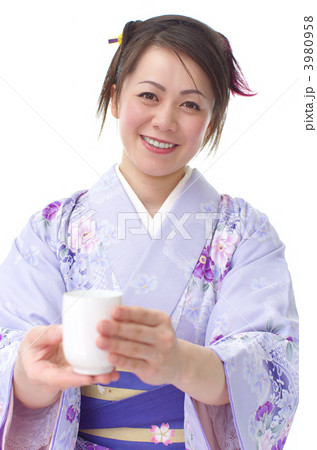 湯のみ茶碗を持つ着物の女性 3980958