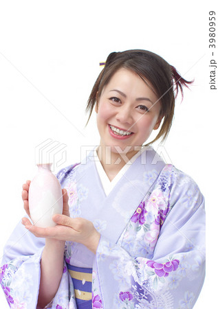 とっくりを持つ着物の女性 3980959