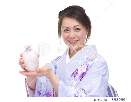 とっくりを持つ着物の女性 とっくりを持つ着物の女性 3980964