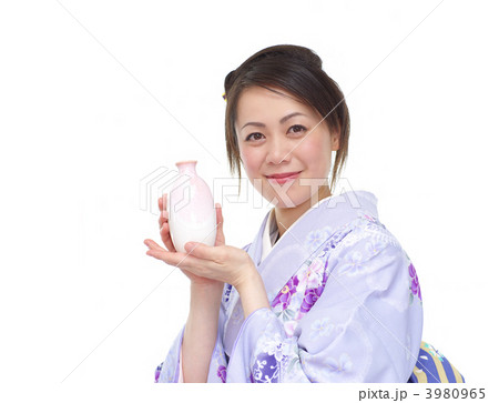 とっくりを持つ着物の女性 3980965