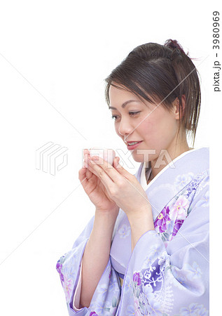おちょこを持つ女性の写真素材