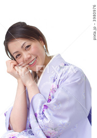 頬杖をつく着物の女性 頬杖をつく着物の女性 3980976