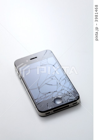 割れたiPhone 3981468