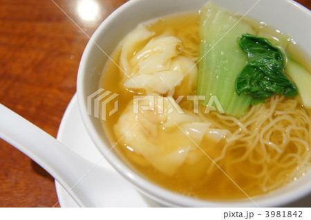アツアツのワンタン麺 3981842