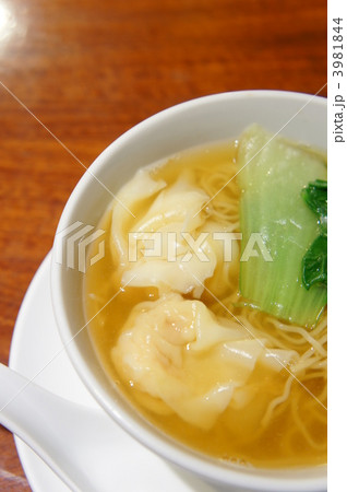 アツアツのワンタン麺 アツアツのワンタン麺 3981844