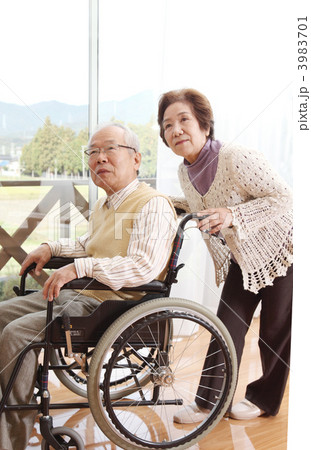 車いすのシニア 車いすのシニア 3983701
