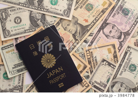 パスポートとアメリカドル 3984778
