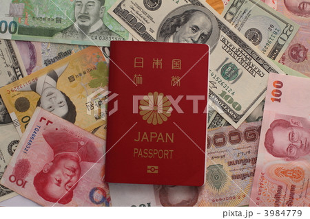 パスポートと紙幣 3984779