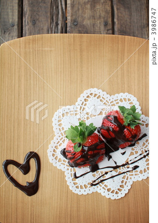 チョコソースをかけたあまおうイチゴ　フレッシュフルーツ 3986747