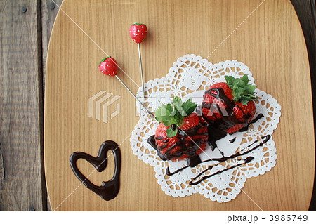 チョコソースをかけたあまおうイチゴ フレッシュフルーツ チョコソースをかけたあまおうイチゴ フレッシュフルーツ 3986749