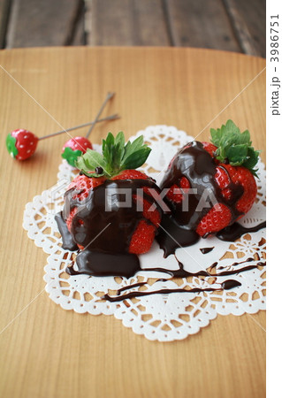 チョコソースをかけたあまおうイチゴ　チョコいちご 3986751