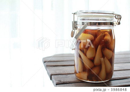 自家製の無農薬らっきょうの甘酢漬の瓶 自家製の無農薬らっきょうの甘酢漬の瓶 3986848