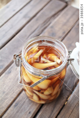 自家製の無農薬らっきょうの甘酢漬の瓶 3986854