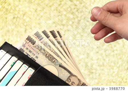 財布から現金5万円を取り出す男性の手(ゴージャスver.) 財布から現金5万円を取り出す男性の手(ゴージャスver.) 3988770
